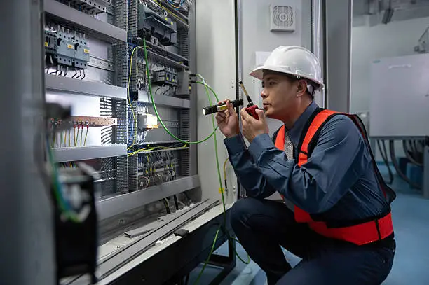 Elektricien Noordwijk – schakelkast inspectie | MDK Elektro elektricien Noordwijk controleert schakelkast - MDK Elektro 24/7 spoedservice
